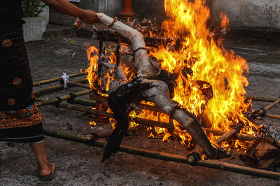 Umat Hindu membakar Ogoh ogoh usai melakukan ritual Tawur Kesanga sebelum melakukan perayaan Nyepi di Pura Agung Sriwijaya, Palembang, Selasa (21/3/2023).