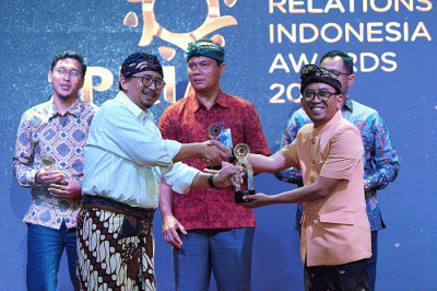 Corporate Communication SIG Ahmad Parno Saverillah (kanan) menerima piagam penghargaan PRIA 2023 kategori Terpopular di Media Cetak dan Online 2022.
