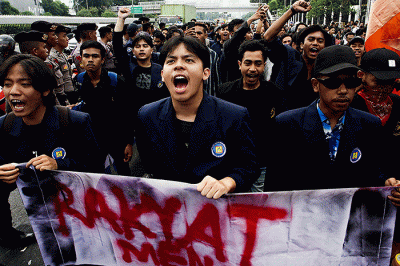 Mahasiswa Aliansi BEM Se-Jabodetabek melakukan demo menolak pengesahan Perppu Cipta Kerja (Ciptaker) didepan Gedung DPR, Senin (20/3/2023).