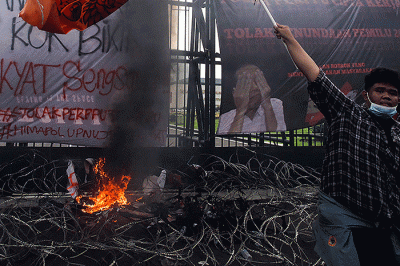 Mahasiswa Aliansi BEM Se-Jabodetabek melakukan demo menolak pengesahan Perppu Cipta Kerja (Ciptaker) didepan Gedung DPR, Senin (20/3/2023).