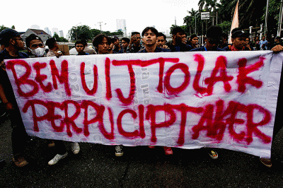 Mahasiswa Aliansi BEM Se-Jabodetabek melakukan demo menolak pengesahan Perppu Cipta Kerja (Ciptaker) didepan Gedung DPR, Senin (20/3/2023).