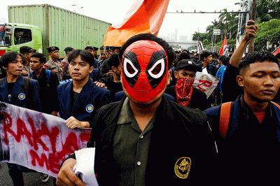Mahasiswa Aliansi BEM Se-Jabodetabek melakukan demo menolak pengesahan Perppu Cipta Kerja (Ciptaker) didepan Gedung DPR, Senin (20/3/2023).