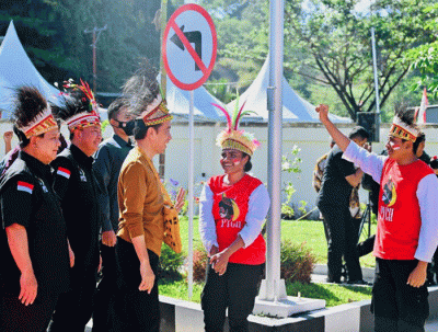 Presiden Joko Widodo mengunjungi Papua Youth Creative Hub (PYCH), Kota Jayapura, Selasa (21/3/2023).