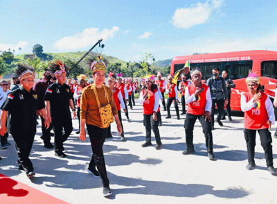 Presiden Joko Widodo mengunjungi Papua Youth Creative Hub (PYCH), Kota Jayapura, Selasa (21/3/2023).