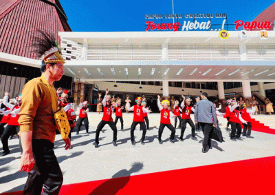 Presiden Joko Widodo mengunjungi Papua Youth Creative Hub (PYCH), Kota Jayapura, Selasa (21/3/2023).