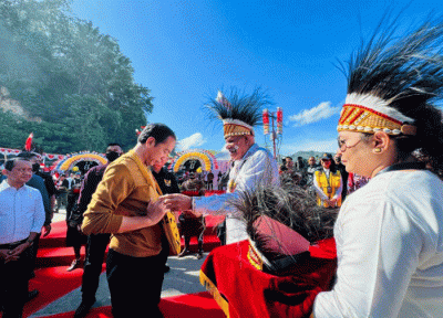 Presiden Joko Widodo mengunjungi Papua Youth Creative Hub (PYCH), Kota Jayapura, Selasa (21/3/2023).