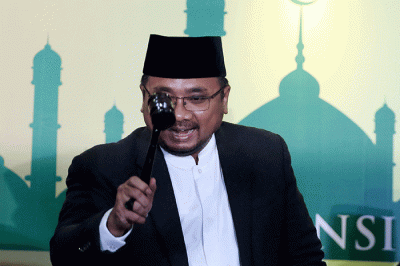 Menteri Agama Yaqut Cholil Quomas mengetuk palu usai memberikan keterangan pers penetapan 1 Ramadhan 1444 H di Kantor Kementerian Agama, Jakarta.