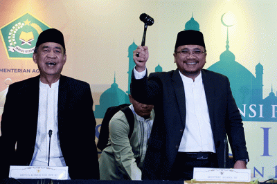 Menteri Agama Yaqut Cholil Quomas mengetuk palu usai memberikan keterangan pers penetapan 1 Ramadhan 1444 H di Kantor Kementerian Agama, Jakarta.