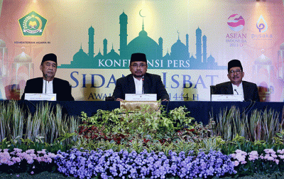 Menteri Agama Yaqut Cholil Quomas mengetuk palu usai memberikan keterangan pers penetapan 1 Ramadhan 1444 H di Kantor Kementerian Agama, Jakarta.