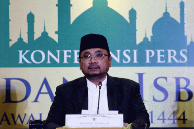 Menteri Agama Yaqut Cholil Quomas mengetuk palu usai memberikan keterangan pers penetapan 1 Ramadhan 1444 H di Kantor Kementerian Agama, Jakarta.