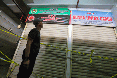 Garis polisi terpasang pada gudang pakaian bekas (thrifting) di Blok 3, Pasar Senen, Jakarta Pusat, Rabu (22/3/2023).