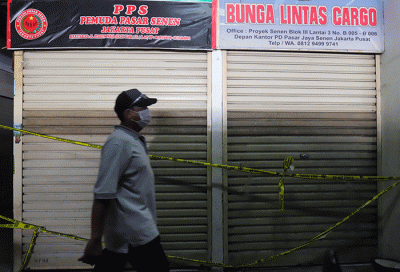 Garis polisi terpasang pada gudang pakaian bekas (thrifting) di Blok 3, Pasar Senen, Jakarta Pusat, Rabu (22/3/2023).