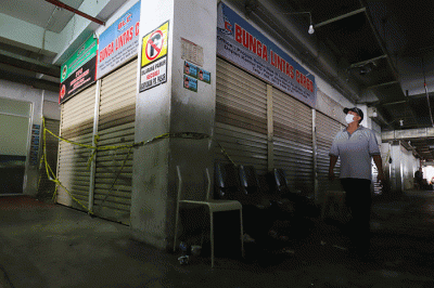 Garis polisi terpasang pada gudang pakaian bekas (thrifting) di Blok 3, Pasar Senen, Jakarta Pusat, Rabu (22/3/2023).
