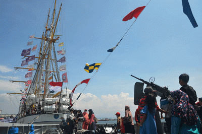Sejumlah pengunjung menikmati kapal latih TNI AL, KRI Dewaruci yang berlabuh di Pelabuhan Tanjung Emas Semarang, Jawa Tengah, Rabu (22/3/2023).