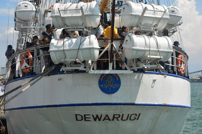 Sejumlah pengunjung menikmati kapal latih TNI AL, KRI Dewaruci yang berlabuh di Pelabuhan Tanjung Emas Semarang, Jawa Tengah, Rabu (22/3/2023).