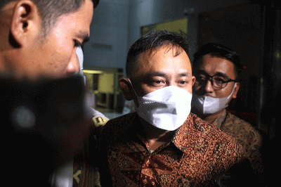 Kepala BPN Jakarta Timur Sudarman Harja Saputra usai menjalani pemeriksaan di Gedung Merah Putih KPK, Jakarta, Selasa  (21/3/2023).