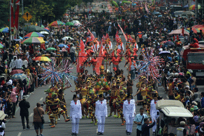 Ribuan warga tumpah ruah di sepanjang Jalan Pemuda menyaksikan Kirab Budaya Dugderan.
