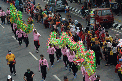 Ribuan warga tumpah ruah di sepanjang Jalan Pemuda menyaksikan Kirab Budaya Dugderan.