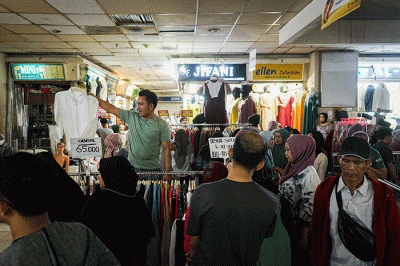 Suasana keramaian warga berkunjung di Pasar Tanah Abang, Jakarta Pusat, Rabu (22/3/2023).