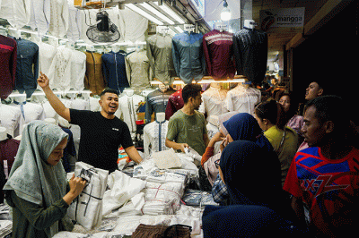 Suasana keramaian warga berkunjung di Pasar Tanah Abang, Jakarta Pusat, Rabu (22/3/2023).
