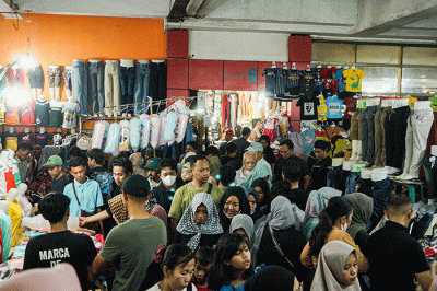 Suasana keramaian warga berkunjung di Pasar Tanah Abang, Jakarta Pusat, Rabu (22/3/2023).