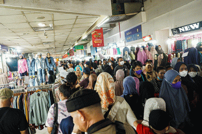 Suasana keramaian warga berkunjung di Pasar Tanah Abang, Jakarta Pusat, Rabu (22/3/2023).