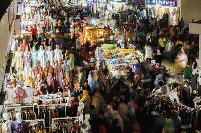 Suasana keramaian warga berkunjung di Pasar Tanah Abang, Jakarta Pusat, Rabu (22/3/2023).