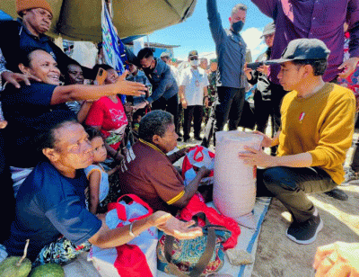 Presiden Joko Widodo mengunjungi Pasar Youtefa Lama, Kota Jayapura, Selasa (21/3/2023).