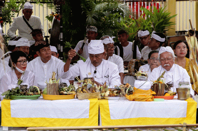 Umat Hindu khidmat mengikuti upacara Tawur Agung Kesanga di Pura Agung Giri Natha Semarang, Jawa Tengah, Selasa (21/3/2023).