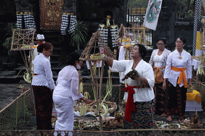 Umat Hindu khidmat mengikuti upacara Tawur Agung Kesanga di Pura Agung Giri Natha Semarang, Jawa Tengah, Selasa (21/3/2023).