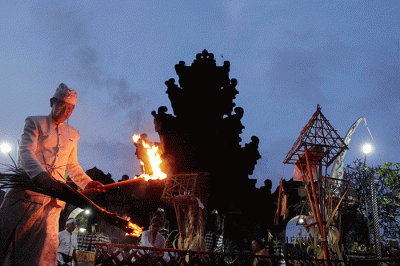 Umat Hindu khidmat mengikuti upacara Tawur Agung Kesanga di Pura Agung Giri Natha Semarang, Jawa Tengah, Selasa (21/3/2023).