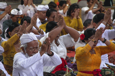 Umat Hindu khidmat mengikuti upacara Tawur Agung Kesanga di Pura Agung Giri Natha Semarang, Jawa Tengah, Selasa (21/3/2023).