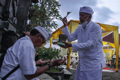 Umat Hindu khidmat mengikuti upacara Tawur Agung Kesanga di Pura Agung Giri Natha Semarang, Jawa Tengah, Selasa (21/3/2023).