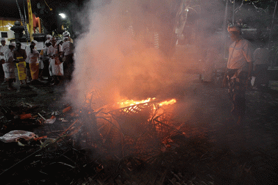 Umat Hindu khidmat mengikuti upacara Tawur Agung Kesanga di Pura Agung Giri Natha Semarang, Jawa Tengah, Selasa (21/3/2023).