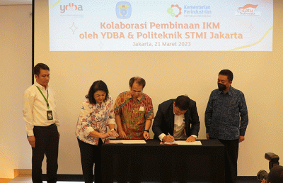 Penandatanganan kolaborasi Program Pembinaan UMKM antara Astra melalui YDBA dan Politeknik STMI Jakarta di Sunter, Jakarta Utara, Selasa (21/3/2023).