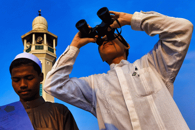 Petugas melakukan pemantauan hilal untuk menentukan awal Ramadan 1444 H di Masjid Al-Musari'iin Basmol, Kembangan, Jakarta Barat, (22/3/2023).