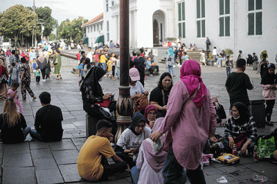 Warga berwisata di Taman Fatahillah, Kota Tua, Jakarta, Rabu (22/3/2023).