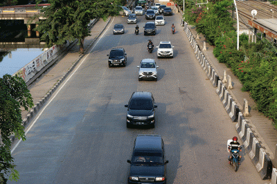 Suasana lalu lintas di kawasan Jalan Marta Dinata, Tanjung Priok, Jakarta tampak lenggang, Rabu (22/3/2023).