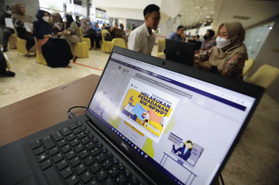 Karyawan dan staf kesekjenan DPR melakukan pelaporan Surat Pemberitahuan Tahunan (SPT) Pajak Pribadi di Gedung DPR, Senayan, Jakarta, Selasa (21/3/2023).