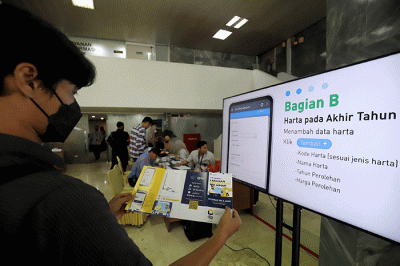 Karyawan dan staf kesekjenan DPR melakukan pelaporan Surat Pemberitahuan Tahunan (SPT) Pajak Pribadi di Gedung DPR, Senayan, Jakarta, Selasa (21/3/2023).