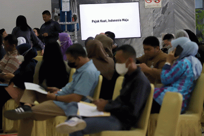 Karyawan dan staf kesekjenan DPR melakukan pelaporan Surat Pemberitahuan Tahunan (SPT) Pajak Pribadi di Gedung DPR, Senayan, Jakarta, Selasa (21/3/2023).
