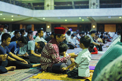 Sejumlah umat muslim melaksanakan ibadah salat tarawih di Masjid At-Tin, Jakarta Timur, Rabu (22/3/2023).