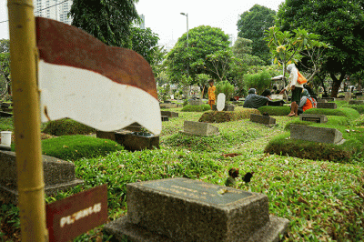 Warga melakukan ziarah makam keluarga di TPU Karet Bivak, Tanah Abang, Jakarta Pusat, Rabu (22/3/2023).