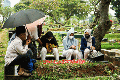 Warga melakukan ziarah makam keluarga di TPU Karet Bivak, Tanah Abang, Jakarta Pusat, Rabu (22/3/2023).