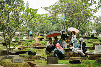 Warga melakukan ziarah makam keluarga di TPU Karet Bivak, Tanah Abang, Jakarta Pusat, Rabu (22/3/2023).