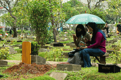 Warga melakukan ziarah makam keluarga di TPU Karet Bivak, Tanah Abang, Jakarta Pusat, Rabu (22/3/2023).