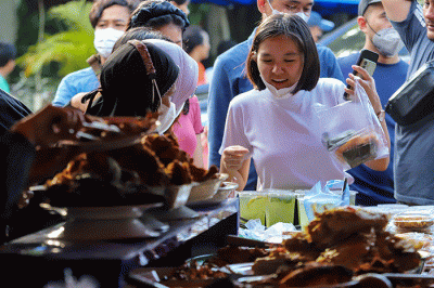 Warga saat membeli makan dan minuman untuk berbuka puasa di kawasan Bendungan Hilir, Jakarta Pusat, Kamis (23/3/2023).
