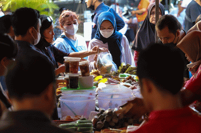 Warga saat membeli makan dan minuman untuk berbuka puasa di kawasan Bendungan Hilir, Jakarta Pusat, Kamis (23/3/2023).