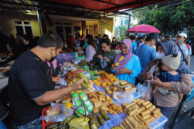 Warga saat membeli makan dan minuman untuk berbuka puasa di kawasan Bendungan Hilir, Jakarta Pusat, Kamis (23/3/2023).