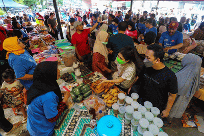 Warga saat membeli makan dan minuman untuk berbuka puasa di kawasan Bendungan Hilir, Jakarta Pusat, Kamis (23/3/2023).